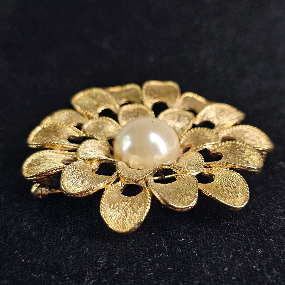 Vintage Floral Wreath Brooch Pin Gold Tone Textured Pinback Faux Pearl - Picture 2 of 4